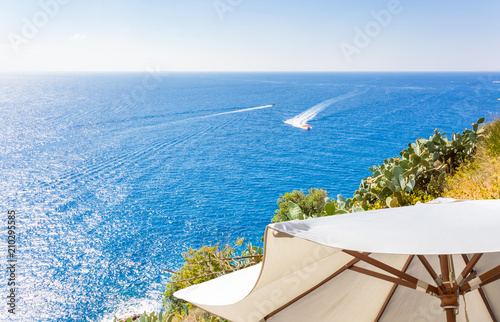 parasol avec vue sur paysage méditerranéen, Costa Brava, Espagne 
