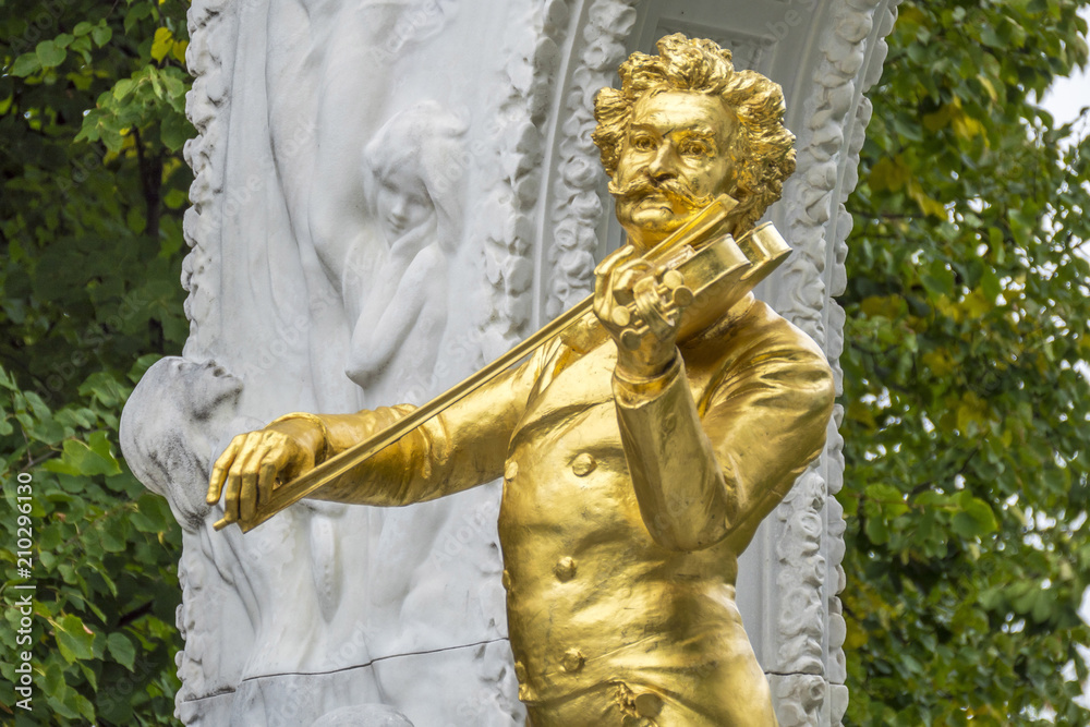 Obraz premium Monument to the composer Johann Strauss II, 1825-1899, Stadtpark municipal park, Vienna, Vienna State, Austria, Europe