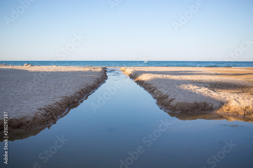 r  o que desemboca en el mar