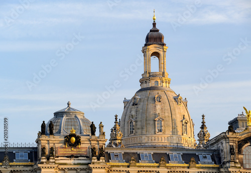 Kunstakademie und Turm der Frauenkirche, Brühlsche Terrasse am Elbufer, Dresden, Sachsen, Deutschland, Europa