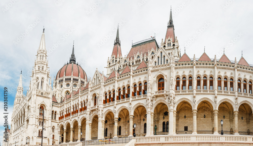 Naklejka premium główna atrakcja turystyczna Budapesztu i całych Węgier - wielka gotycka architektura budynku Parlamentu, koncepcja podróży i zwiedzania