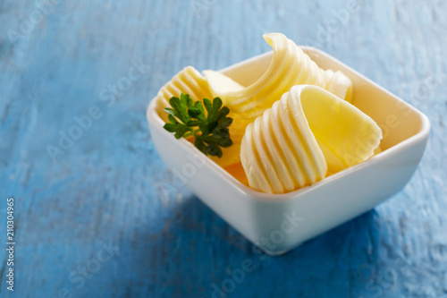 Canvastavla Small ceramic dish with butter curls