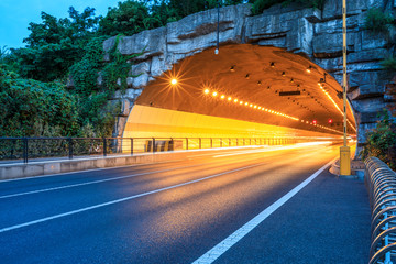 Fotobehang Tunnel Snelwegtunnel bij nacht met verkeer  © ABCDstock
