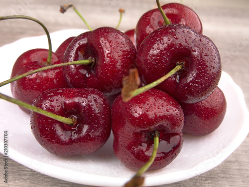 assiette de cerises rouges en gros plan photo