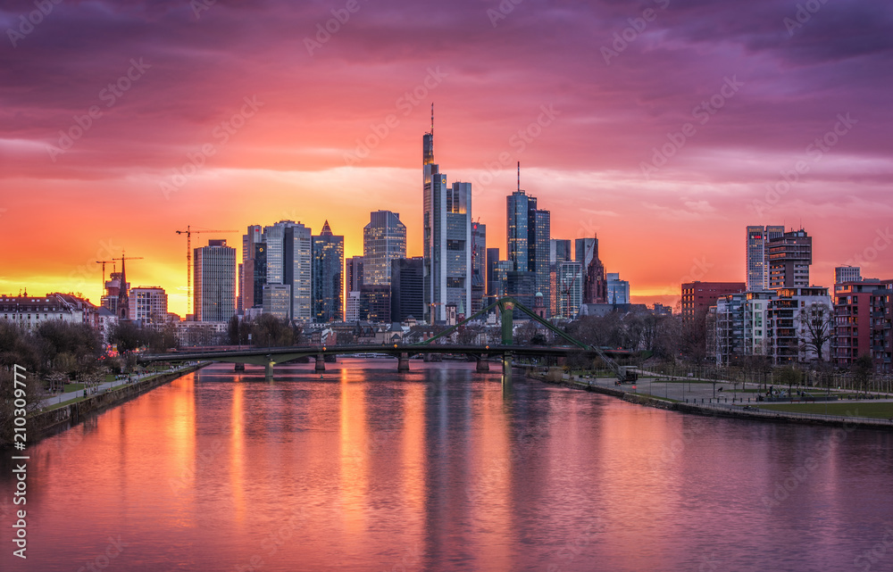 Skyline von Frankfurt im Abendlicht
