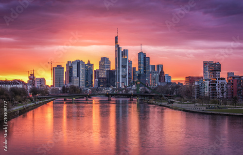 Skyline von Frankfurt im Abendlicht