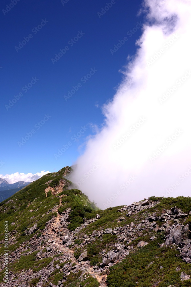 山から湧く雲 Stock 写真 | Adobe Stock