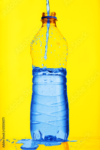 nalewanie wody do plastikowej butelki © Wojciech Boruch