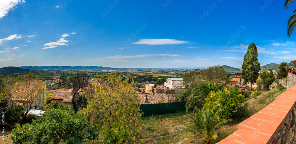 Panorama von einer Anhöe in der Altstat Suvereto mit Blick auf die Landschaft  der Toskana, Italien