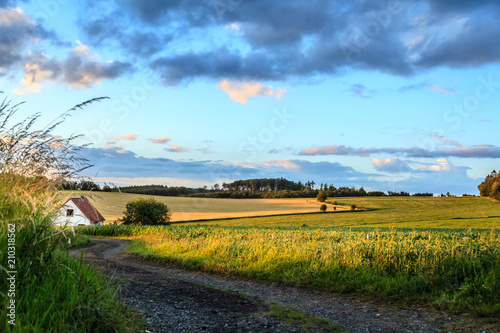 Wunderschöne Lichtstimmung mit Wolkenhimmel auf dem Land