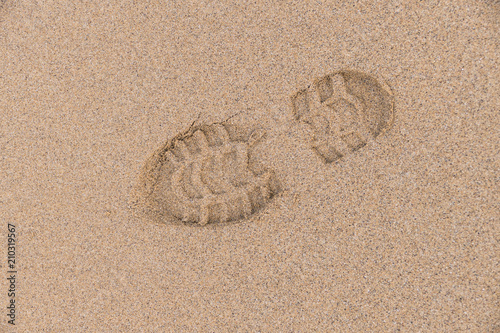Obraz na płótnie Empreintes de pas sur le sable w salonie