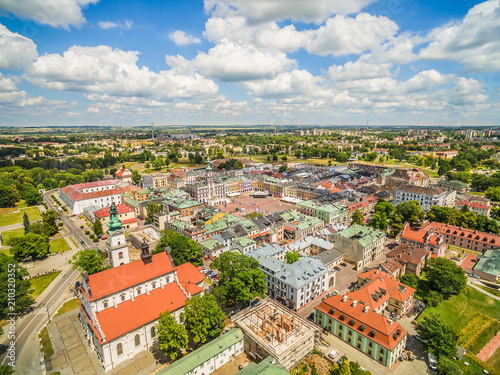 Zamość - stare miasto z lotu ptaka. Krajobraz miasta z widocznym rynkiem i ratuszem.
