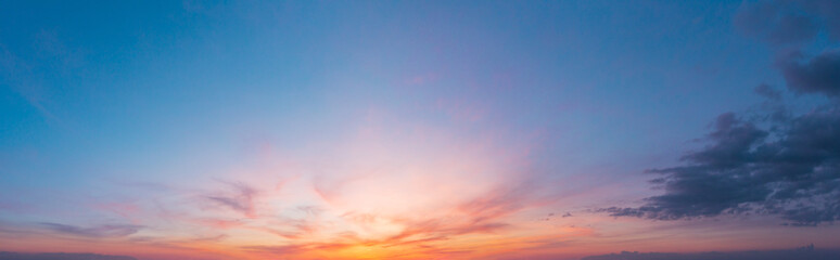 Fototapete Sonnenuntergang Bunter Sonnenuntergangdämmerungshimmel  © wildman