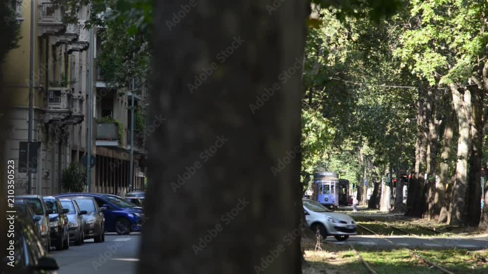 tramvia di Milano in una zona centrale della città con incroci e attraversamenti pedonali tramvia di Milano in una zona centrale della città con incroci e attraversamenti pedonali