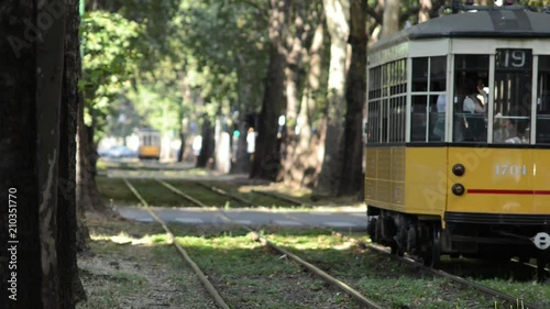 tramvia di Milano in una zona centrale della città con incroci e attraversamenti pedonali