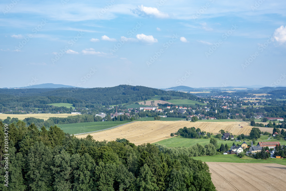 Mittelgebirge mit Häusern und Feldern