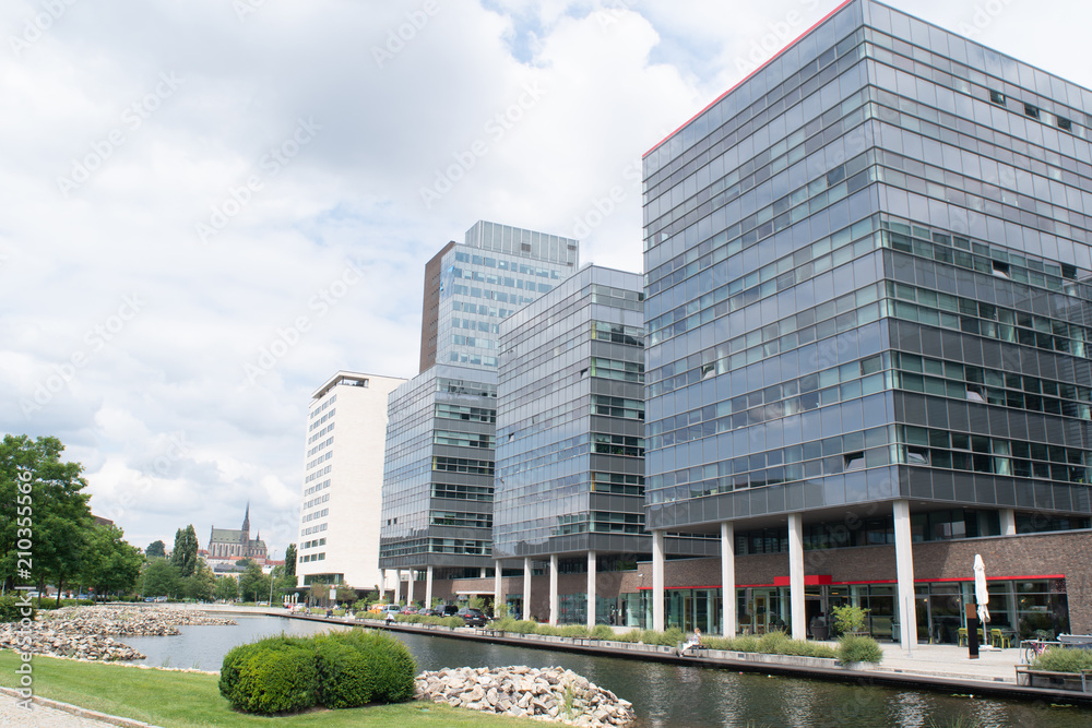 Obraz premium Windows of Skyscraper office building in London City