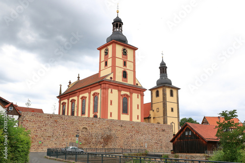 Katholische und evangelische Kirchen in Burghaun, Hessen © mitifoto
