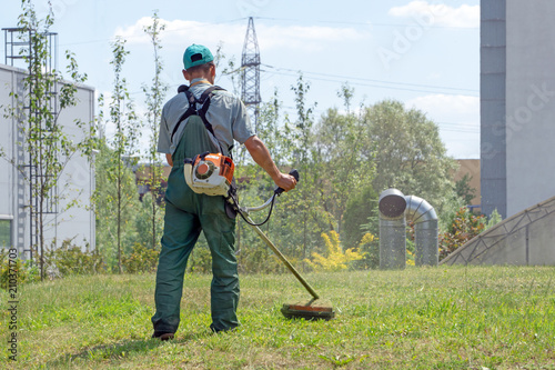 Valokuva lawnmower mowing lawn