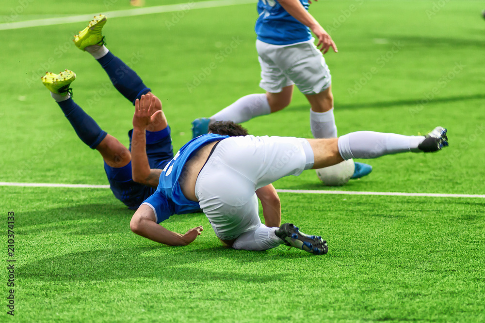 Soccer players play bad football. They fail during the World Cup. A  footballer is injured during a violation of the rules of the game. Team  leaves the competition. foto de Stock