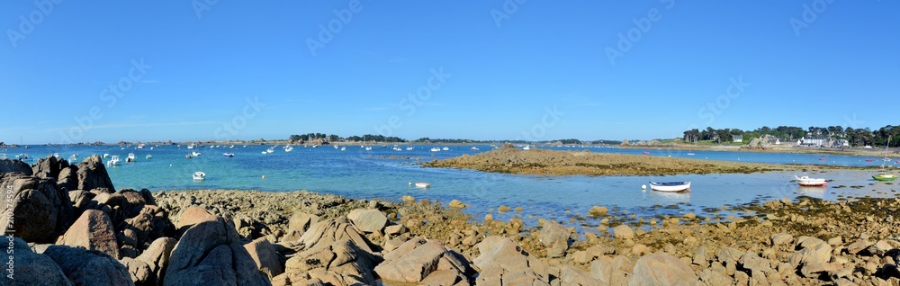 Vue panoramique sur la côte de Port-Blanc à Penvénan en Bretagne Vue panoramique sur la côte de Port-Blanc à Penvénan en Bretagne