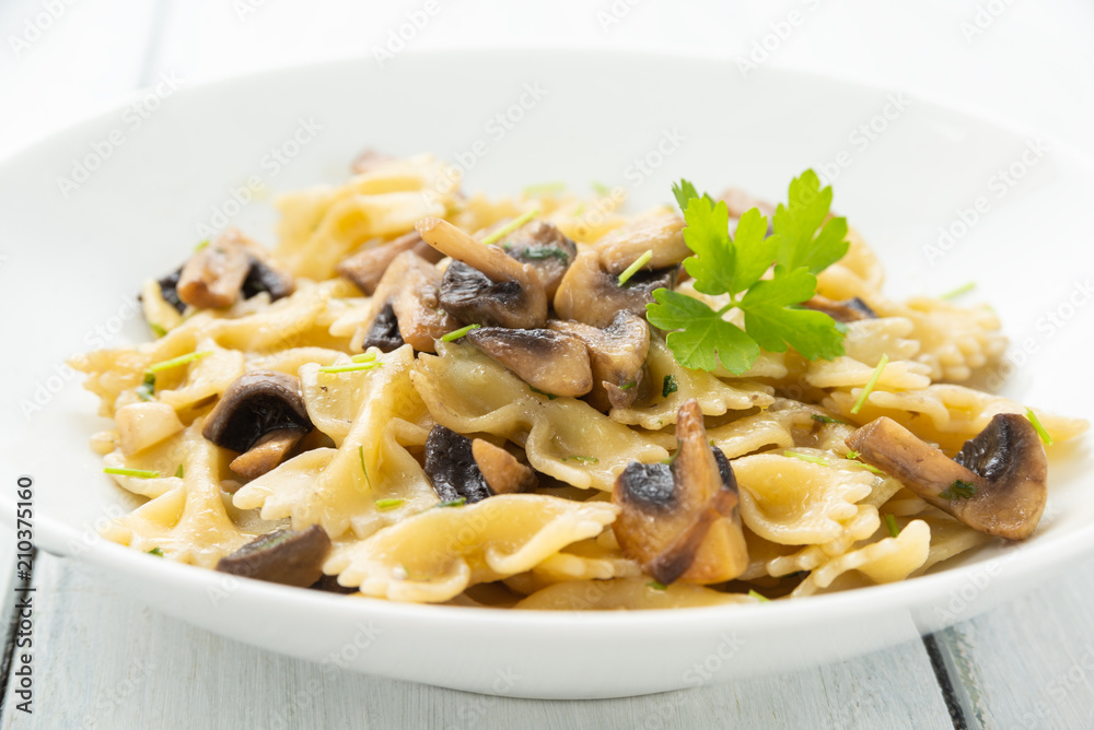 Farfalle ai funghi e prezzemolo 