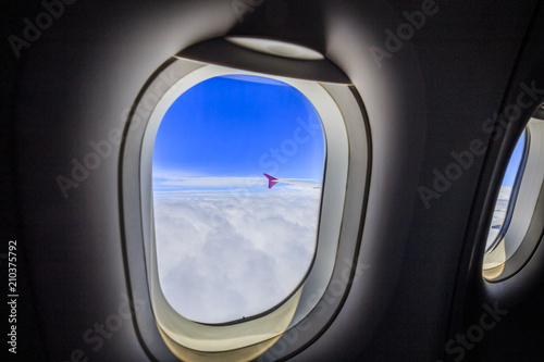 飛行機の窓からの景色