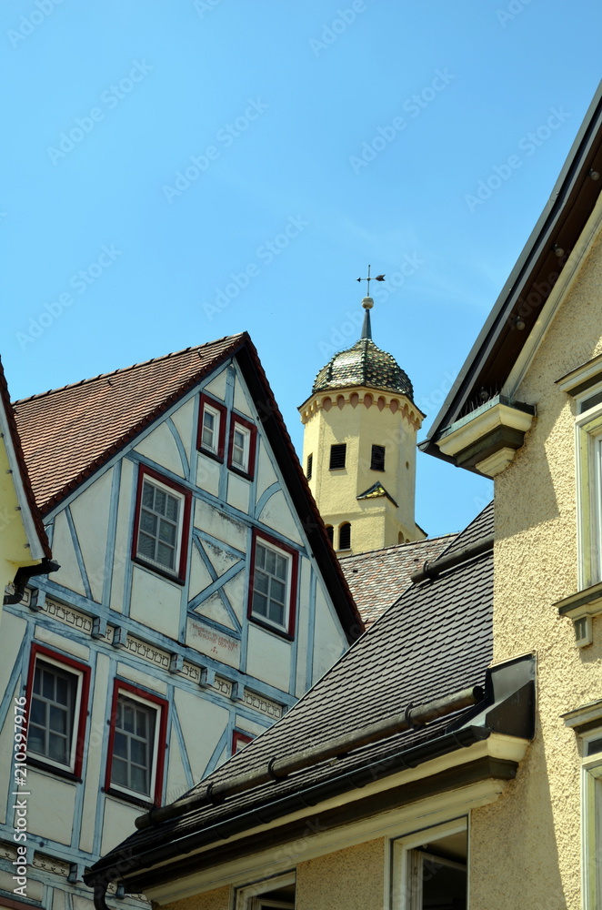 Altbauten und Kirchturm in Heidenheims Innenstadt