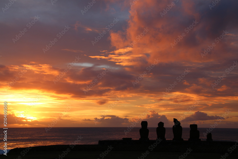 Moai bei Sonnenuntergang