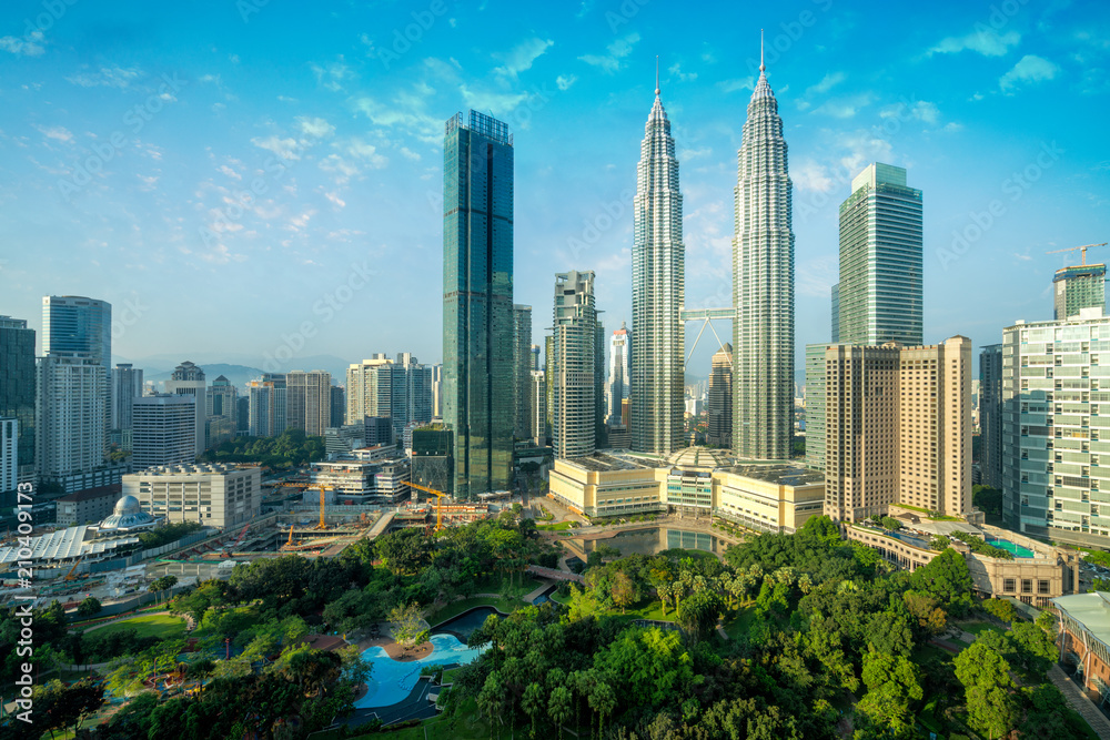 Naklejka premium Pejzaż panoramy Kuala Lumpur o wschodzie słońca. Panoramiczny obraz wieżowca w Kuala Lumpur, Malezja, panoramę z błękitne niebo.