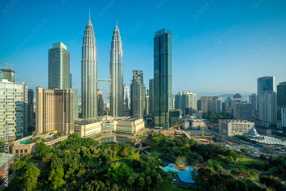 Fototapeta premium Pejzaż panoramy Kuala Lumpur o wschodzie słońca. Panoramiczny obraz wieżowca w Kuala Lumpur, Malezja, panoramę z błękitne niebo.