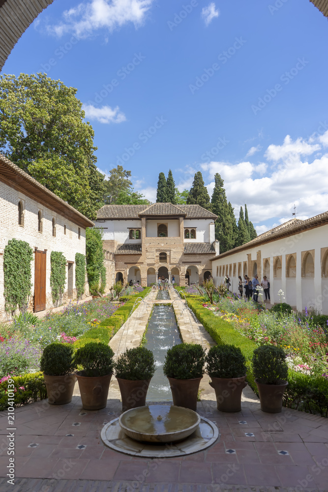 Hermosos jardines del Generalife en la Alhambra, Granada, Andalucía