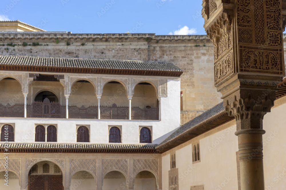 Fototapeta premium arquitectura de los palacios nazaríes de la alhambra de Granada, España