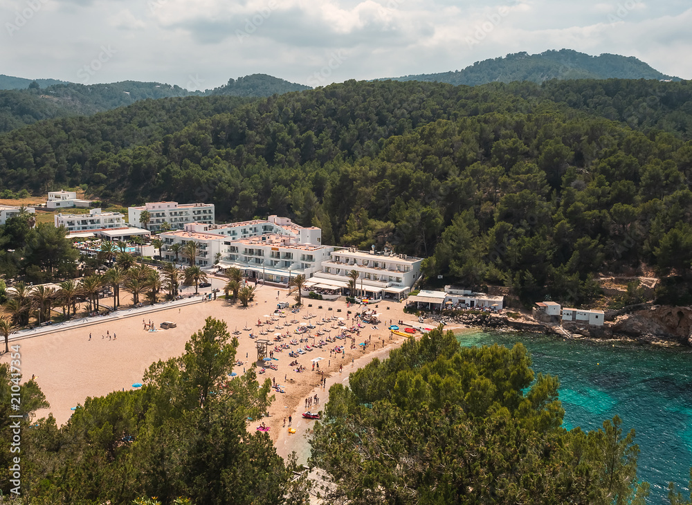 Playa del Puerto de San Miguel, En Ibiza, España. Playa tranquila rodeada de acantilados y vegetacion, preferida por familias con niños