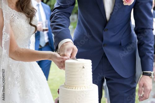 Hochzeitstorte anschneiden photo