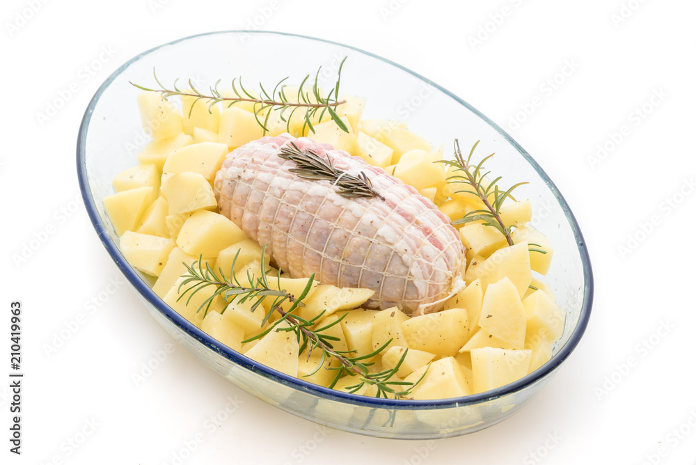 Cook the roast with potatoes Cook the roast with potatoes
