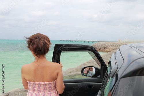 車でビーチに来た女の子