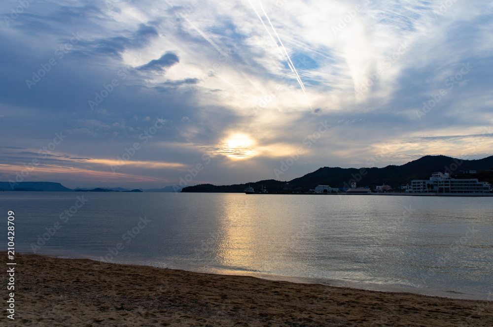 小豆島エンジェルロードから見た夕日