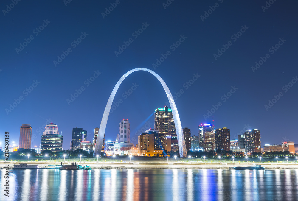 Naklejka premium st. louis skyscraper at night with reflection in river,st. louis,missouri,usa.