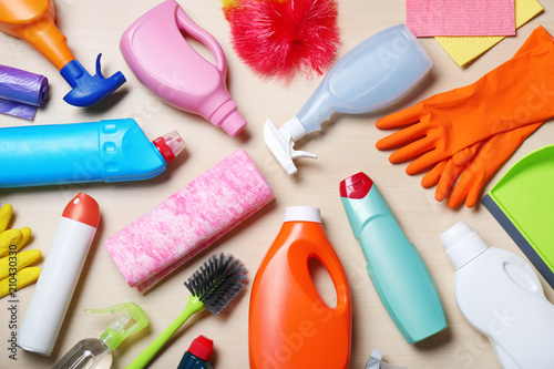 Tableau sur toile Flat lay composition with cleaning supplies on wooden background