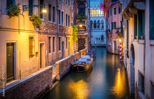 Narrow canal in Venice in the evening © Maciej Czekajewski