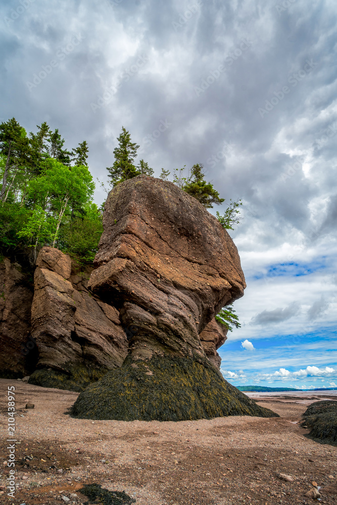 Φωτογραφία The Hopewell Rocks also known as the flowerpot rocks, along the Bay of Fundy, New Brunswick, Canada