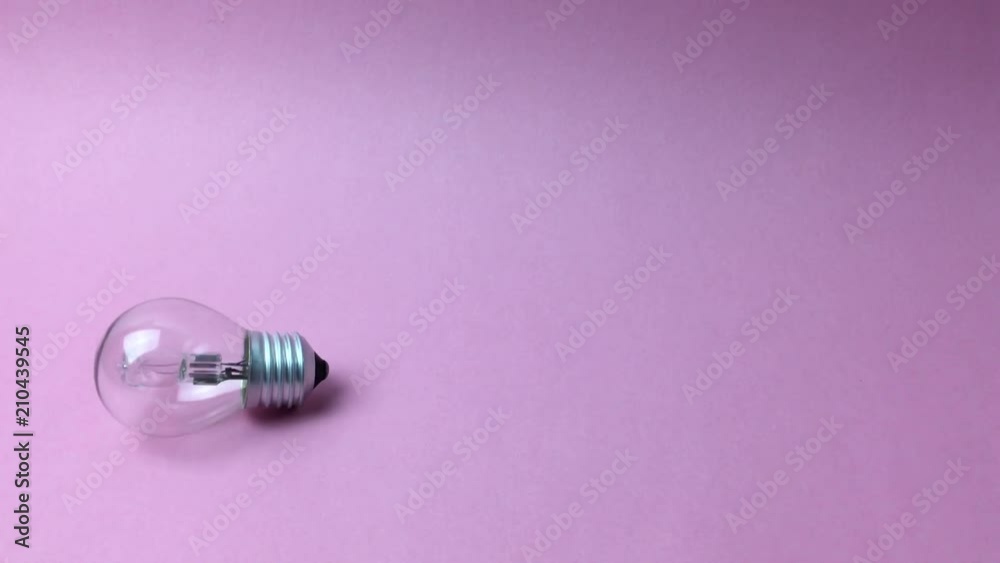 Bombilla moviendose a la derecha sobre fondo rosa.