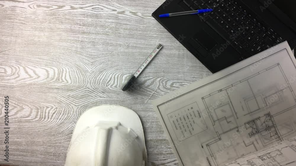 Mesa de trabajo con objetos relacionados con la construccion y arquitectura.