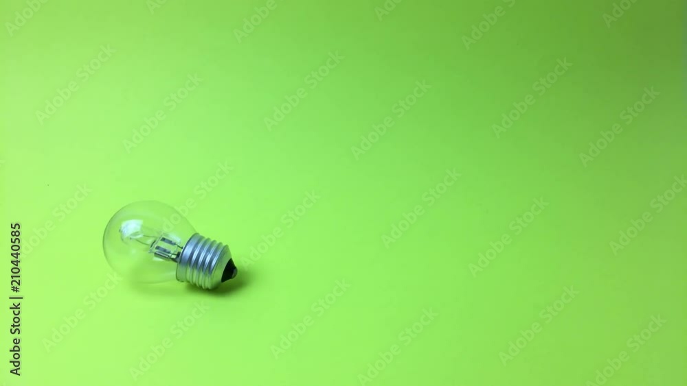 Escena de bombilla a la izquierda sobre fondo verde. Escena de bombilla a la izquierda sobre fondo verde.