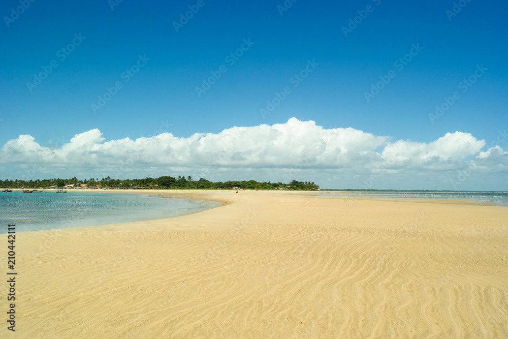 Praia paradisíaca e horizonte com nuvens - Paradisiac beach and horizon with clouds