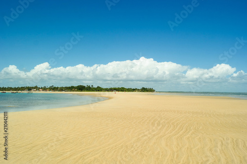 Praia paradisíaca e horizonte com nuvens - Paradisiac beach and horizon with clouds