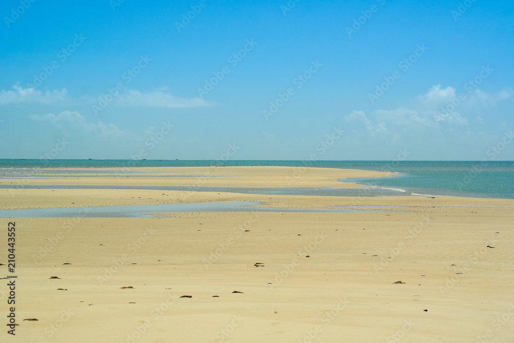 Sky, sea and beach tongue line (end of this beautiful beach in Bahia) - Céu, mar, horizonte e uma linha de praia