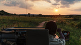 Safari Game Drive in Afrika in den Sonnenuntergang