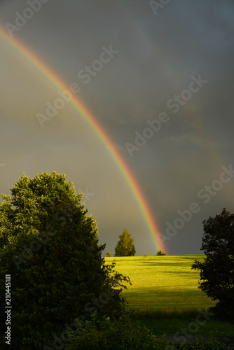 Fototapeta Naklejka Na Ścianę i Meble -  Regenbogen im Abendlicht